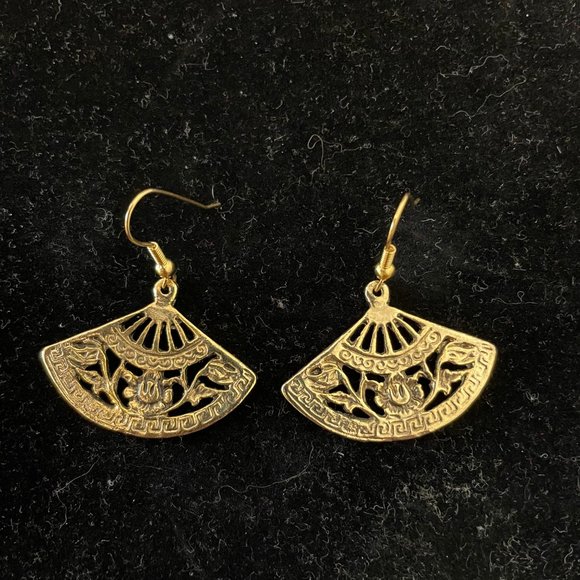 Gold tone fan earrings - Picture 2 of 4
